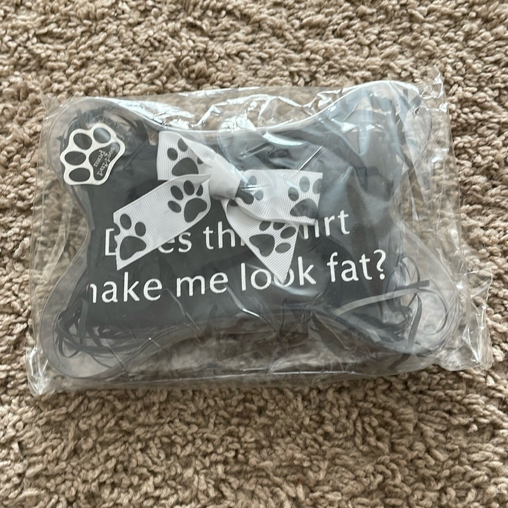 Dog Tee- 
“does this shirt make me look fat?”